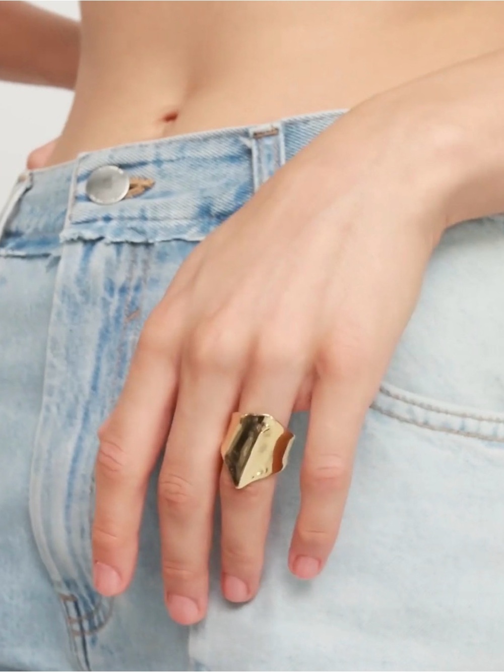 UNO de 50 ring with the shape of a manta ray